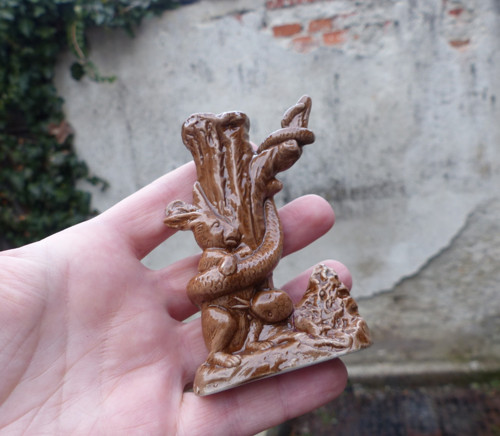 Starožitná figurální vázička, zajíc a had — foto 3