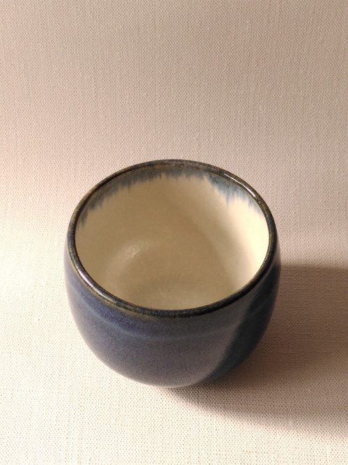 Šálek tmavěmodrý, uzavřený — foto 2