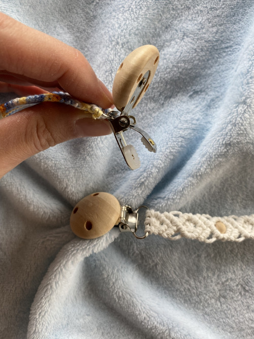 Set 2 kusy - Klip na dudlík (macramé) — foto 5