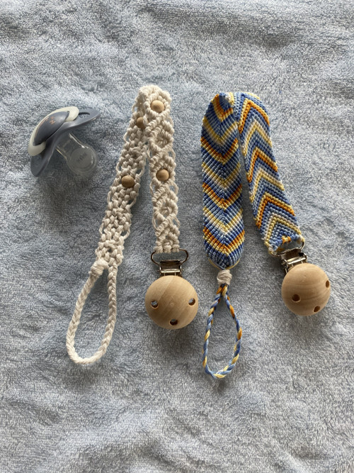 Set 2 kusy - Klip na dudlík (macramé) — foto 3