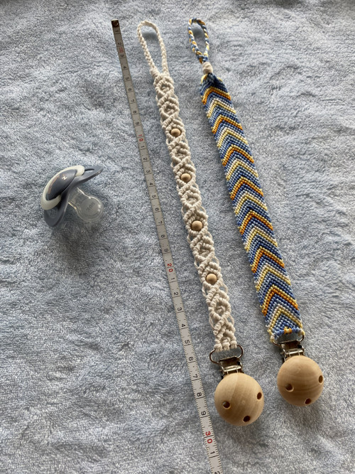 Set 2 kusy - Klip na dudlík (macramé) — foto 4