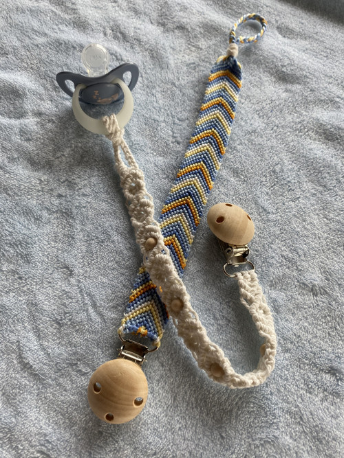 Set 2 kusy - Klip na dudlík (macramé) — foto 2