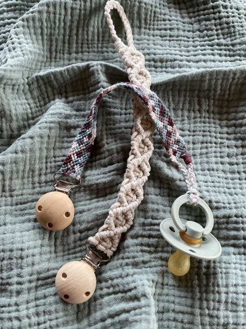Set 2 kusy - klipy na dudlík (macramé) — foto 2