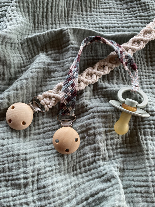 Set 2 kusy - klipy na dudlík (macramé) — foto 3