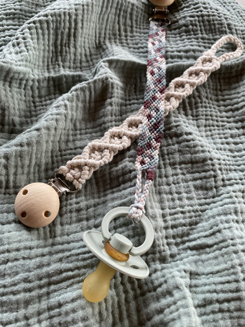 Set 2 kusy - klipy na dudlík (macramé) — foto 4