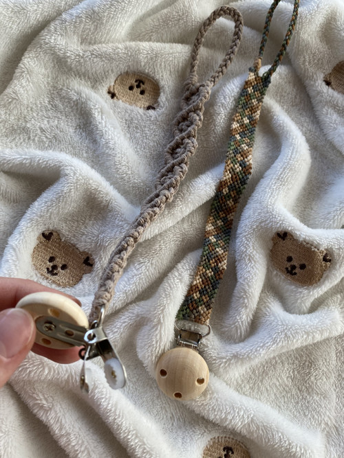 Set 2 kusy - Klip na dudlík (macramé) — foto 3