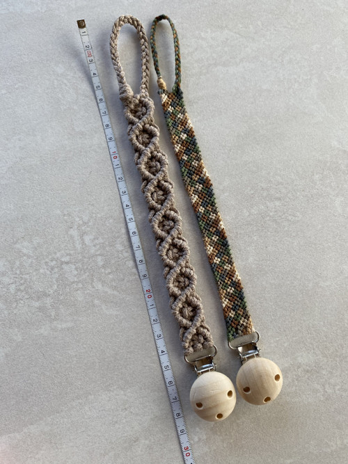 Set 2 kusy - Klip na dudlík (macramé) — foto 5