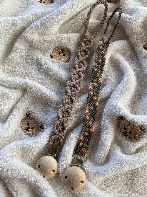 Set 2 kusy - Klip na dudlík (macramé) — foto 4
