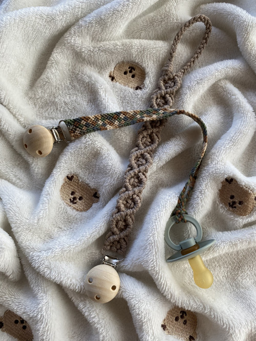 Set 2 kusy - Klip na dudlík (macramé) — foto 2