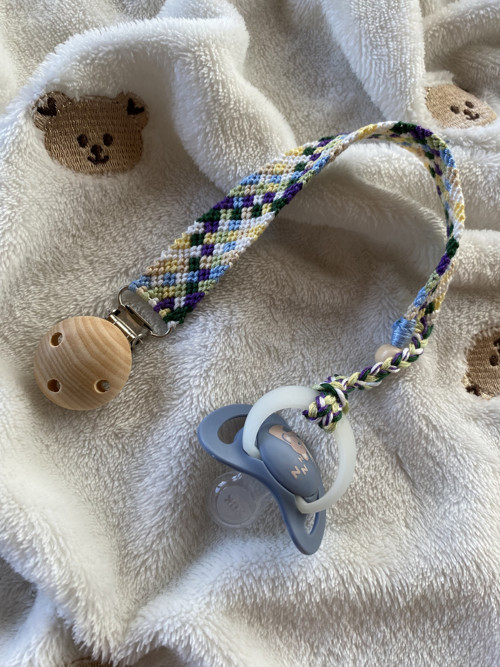 Barevný klip na dudlík (macramé) — foto 2