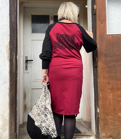 Šaty červené s tiskem — foto 4
