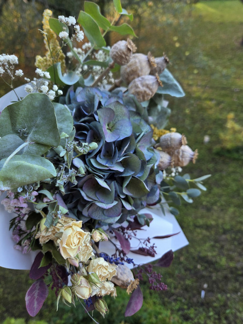 S modrou hortenzií, eukalypty, sušinou — foto 4