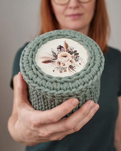 Háčkovaný košíček s víčkem Boho květy zelený — foto 2