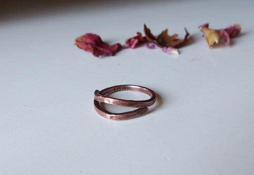 "Karma ellipse III." - LOVE text ring — foto 2