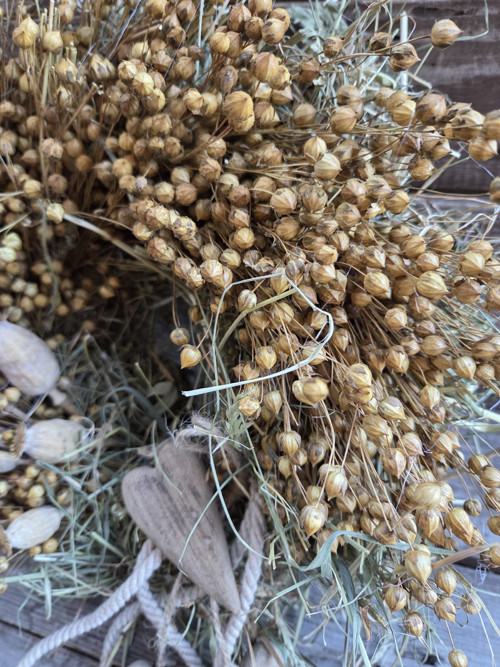 Věnec len, makovice a dřevěná srdíčka — foto 4