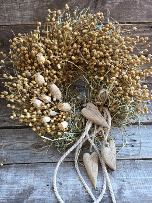 Věnec len, makovice a dřevěná srdíčka — foto 2