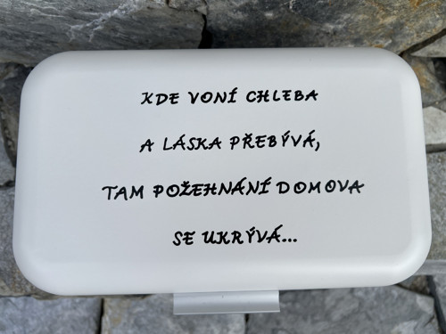 Bílý retro chlebník s veršem "Kde voní..." — foto 2