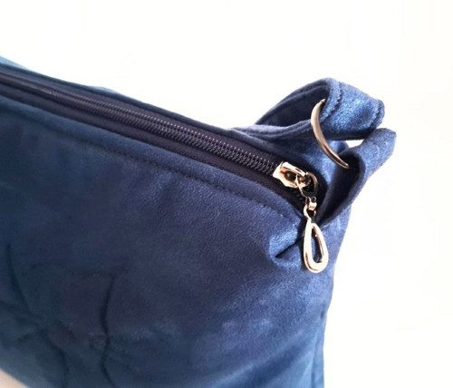 Modrá semišová crossbody s kočkou — foto 4