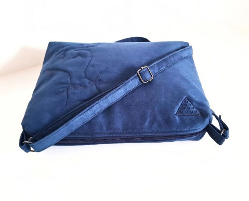 Modrá semišová crossbody s kočkou — foto 2