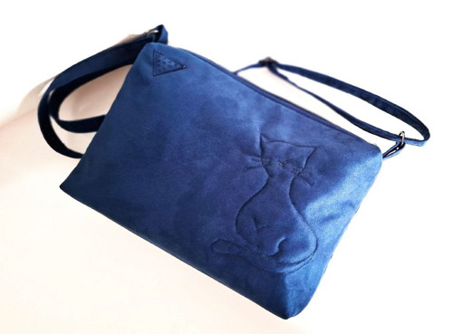 Modrá semišová crossbody s kočkou — foto 3