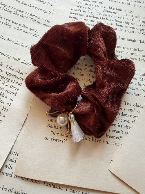 Podzimní kavárna - sametová scrunchie — foto 3