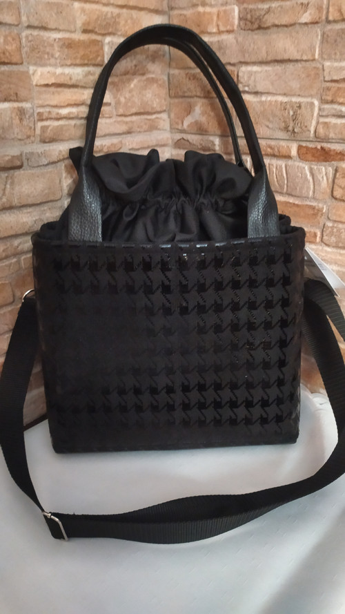 Černá elegantní - stahovací kabelka — foto 2