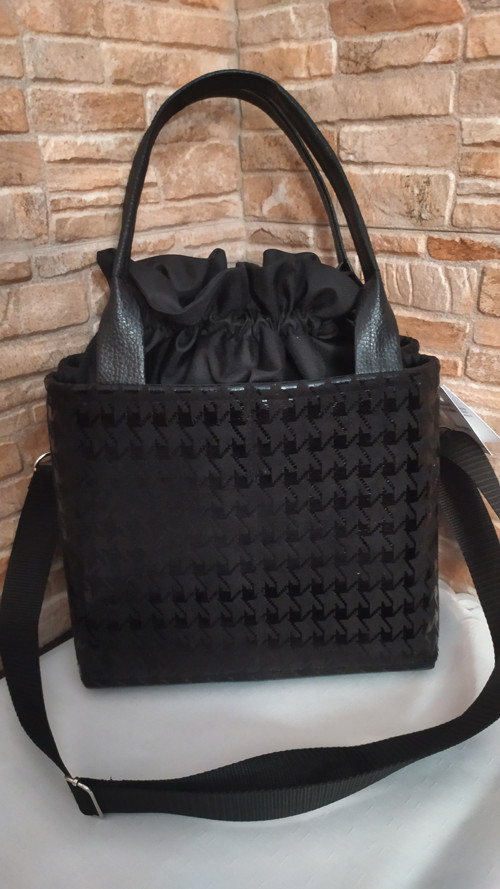 Černá elegantní - stahovací kabelka — foto 3