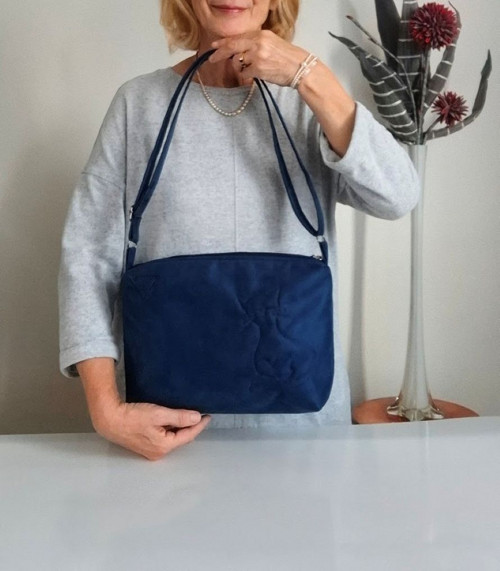 Modrá semišová crossbody s kočkou — foto 5