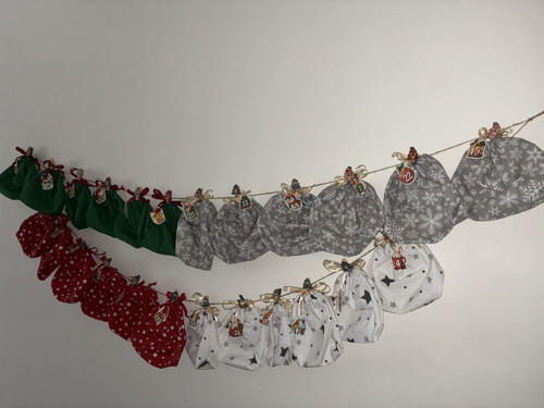 Ručně šitý adventní kalendář — foto 4