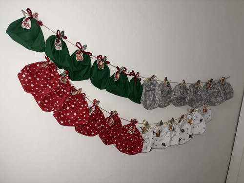Ručně šitý adventní kalendář — foto 2