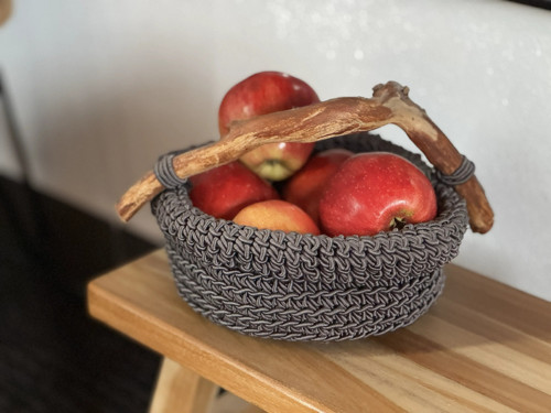 Háčkovaný košík s dřevěným uchem — foto 2