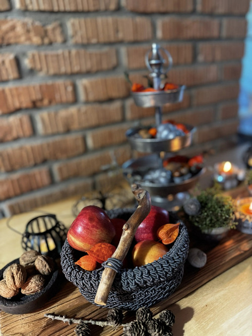 Háčkovaný košík s dřevěným uchem — foto 3