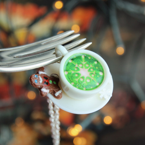 Vánoční matcha latte s perníkovým panáčkem — foto 2