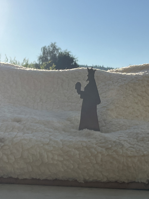 Král s podlouhlou lampou - figurka do betlému — foto 3