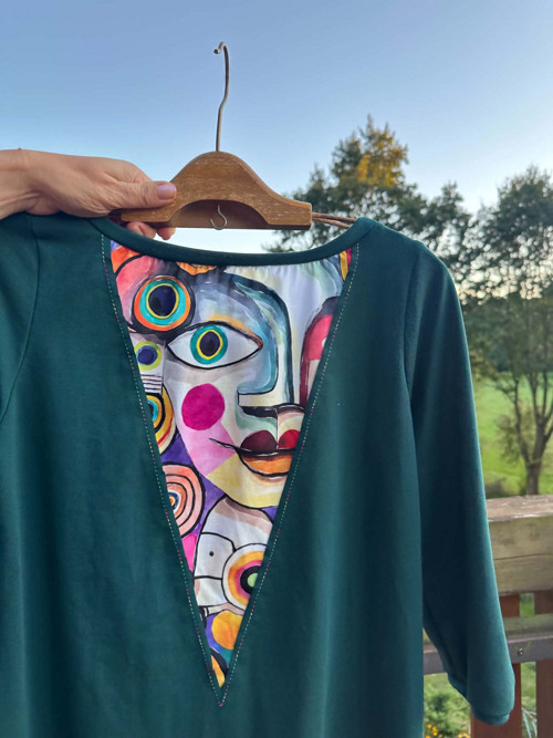 Výrazné šaty s obličeji picasso — foto 2