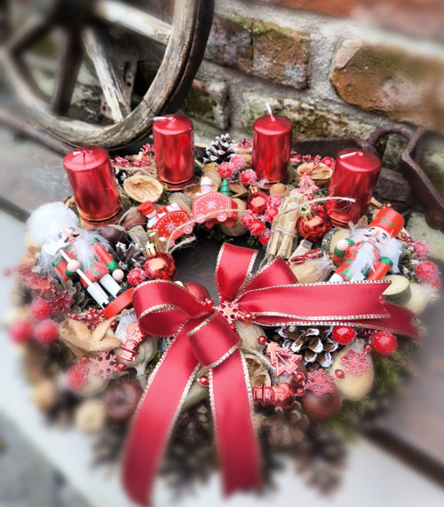 Adventní svícen s louskáčky — foto 3