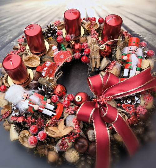 Adventní svícen s louskáčky — foto 2