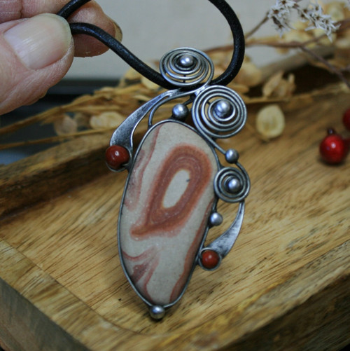 Červená skála (wonderstone) — foto 2