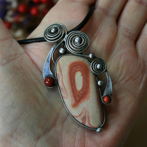 Červená skála (wonderstone) — foto 3