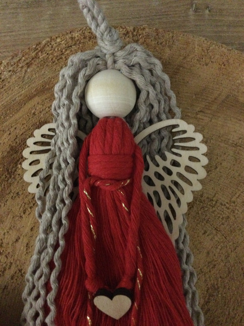 Macrame andělka v boho stylu - krásná červená. — foto 2
