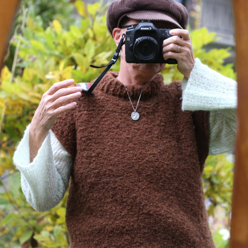 Karamelové objetí - vesta — foto 2
