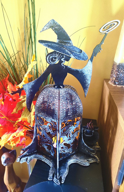Halloweenský svícen - čarodějnice s hůlkou — foto 3