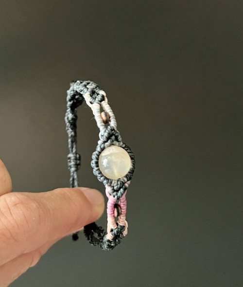 Šedo-růžový macramé náramek s achátem sakura — foto 5