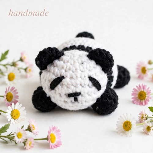 Ručně háčkovaná mini panda — foto 2