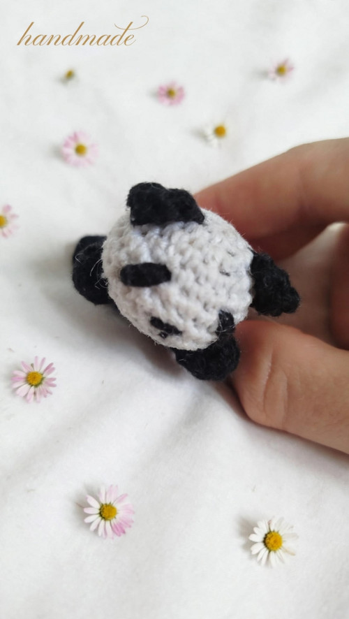 Ručně háčkovaná mini panda — foto 3