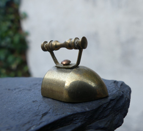 Žehlička...mosazná miniatura — foto 2