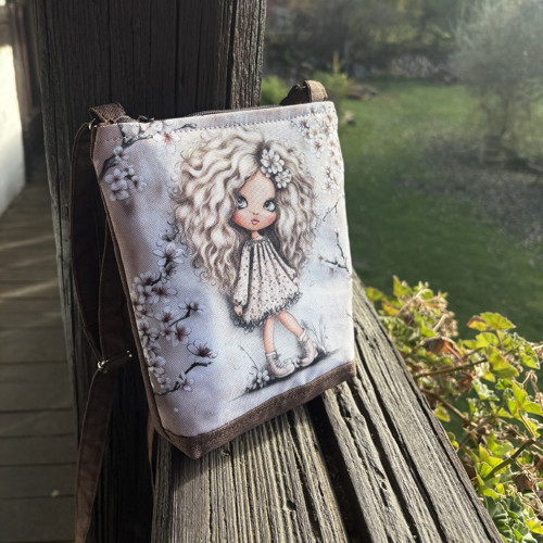 Dívka s hnědou - mini kabelka — foto 3