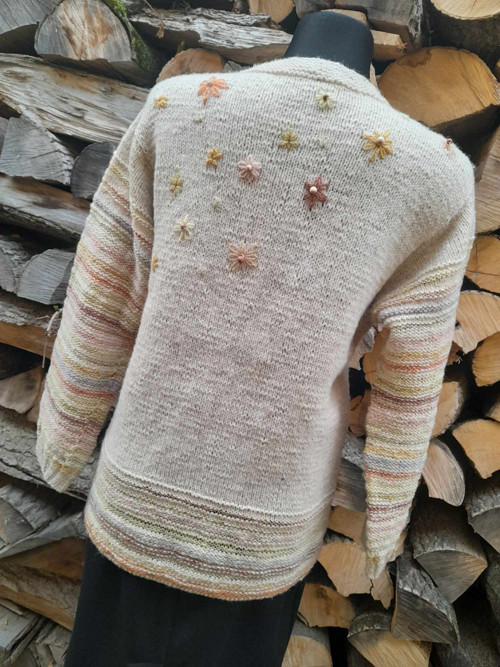 Ručně pletený propínací svetr. — foto 2
