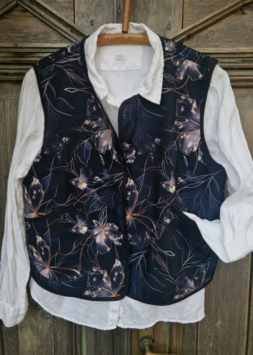Vesta z designového softshellu — foto 4