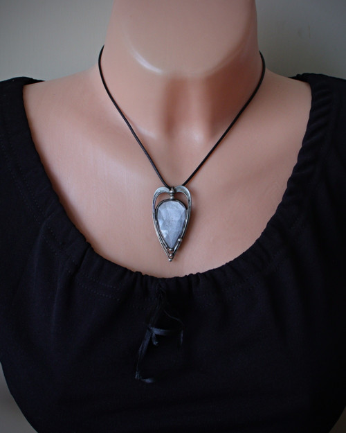 Cínovaný šperk s obsidiánem — foto 2